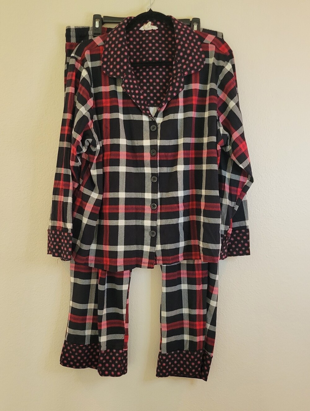 Vera Bradley Women’s Pajama Set Notch Collar Red/Black Plaid 2 Piece Size XXL.